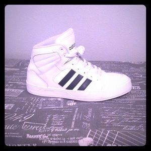 Adidas - 8US but I wear a size 7... fit perfectly!